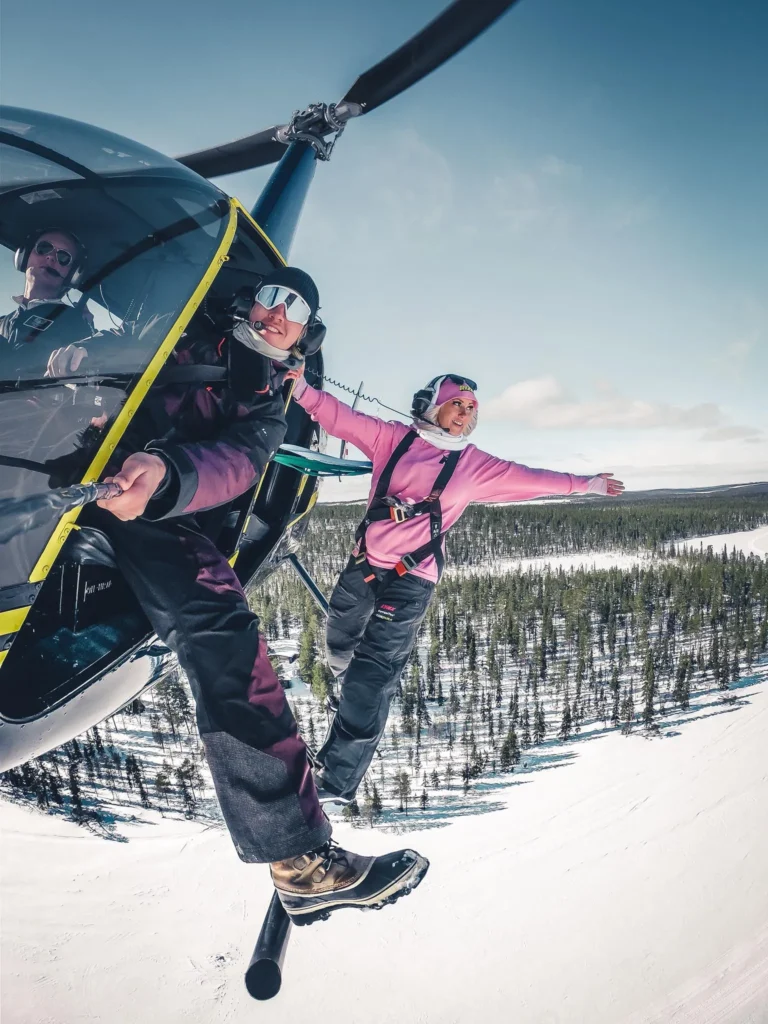 MAria ut av helikopter