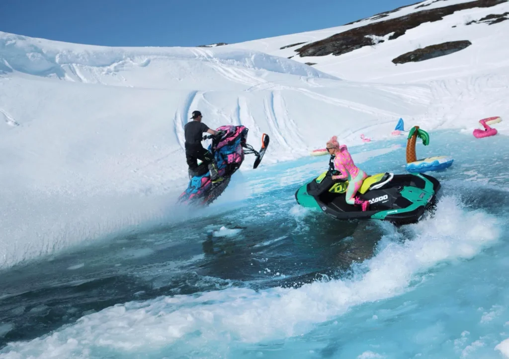 Maria jetski i vann i fjell snø